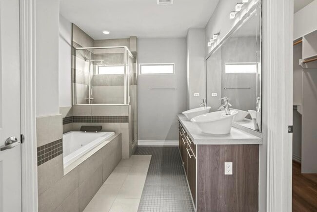 Master Bath - 2312 Camden Dr