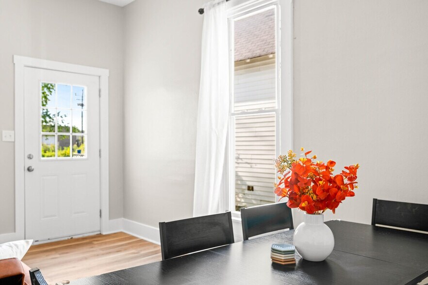 Building Photo - 639 Maple St