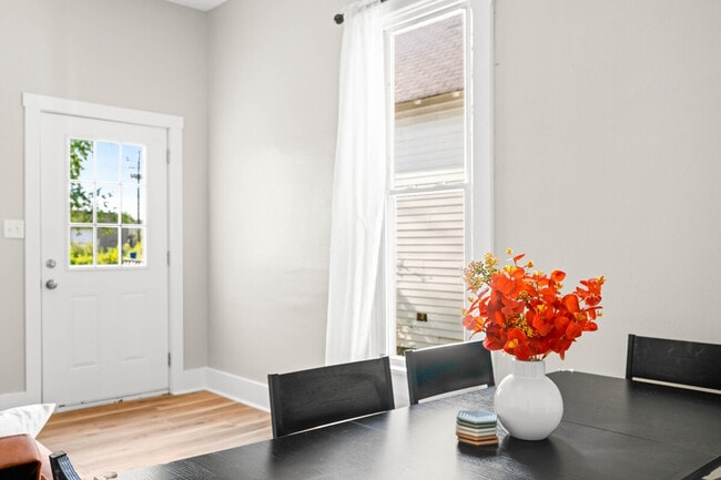 Building Photo - 639 Maple St