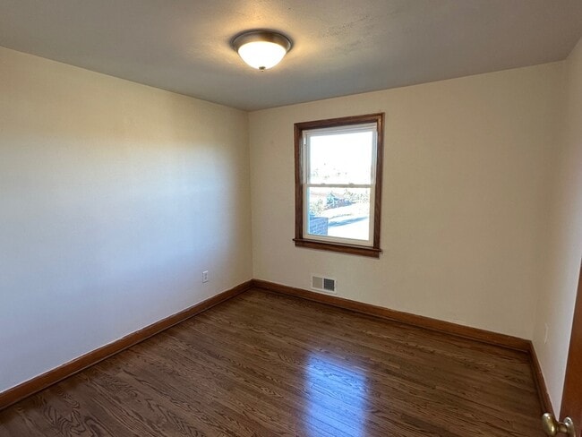 Building Photo - 2757 Meadowview Dr NW