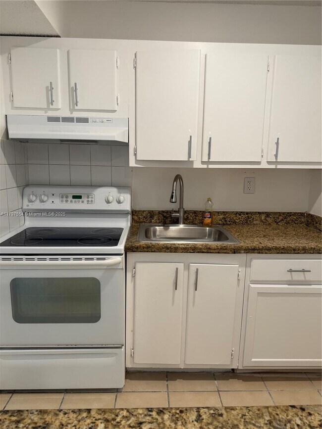 Building Photo - 870 SW 129th Pl