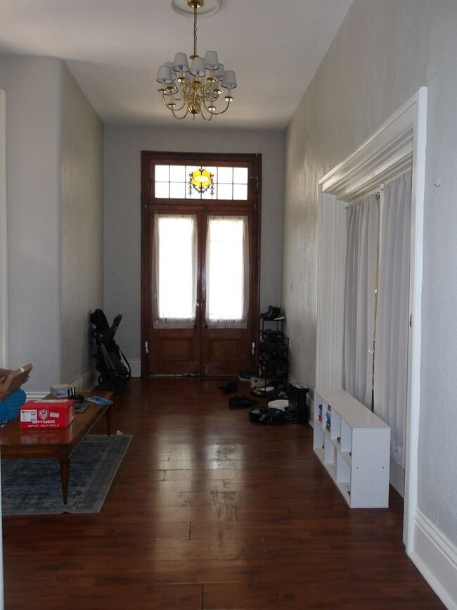 Building Photo - 517 St Catherine St