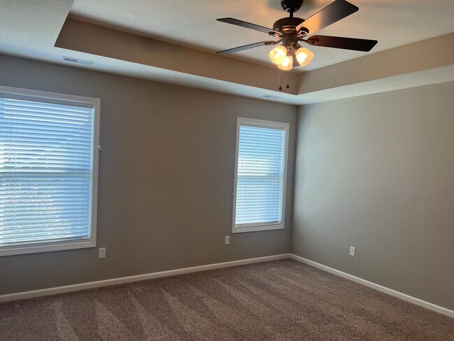 Building Photo - 400 Redwood Dr