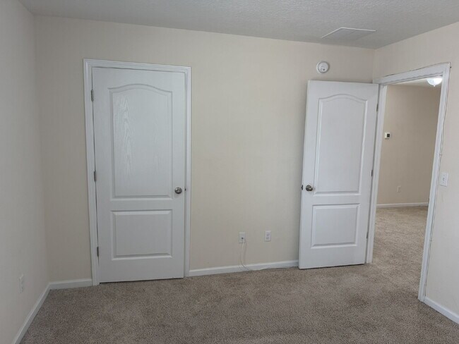 Building Photo - For Rent- Beautiful Home with 4 Bed, 2.5 Bath, PLUS a loft in Northside Jacksonville!