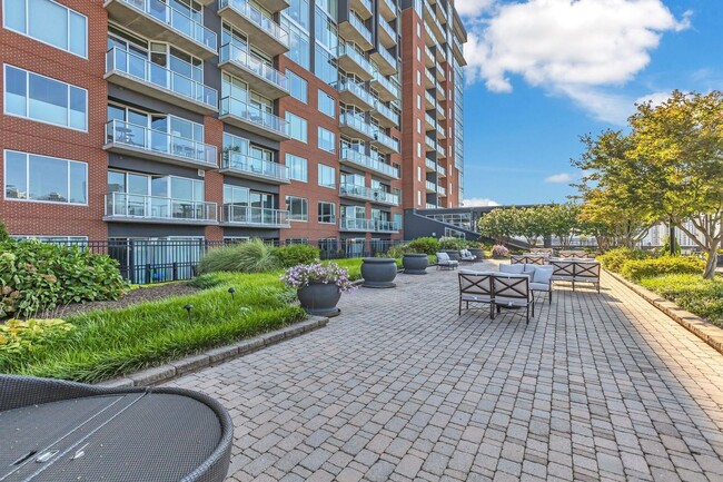 Building Photo - Awesome 1BE/1BA Condo in the Gulch w/2-res...