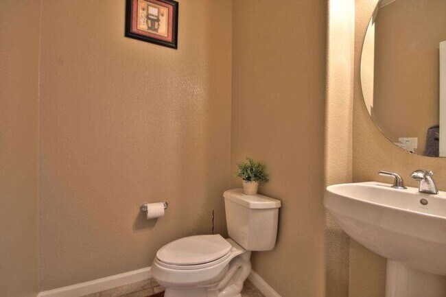Building Photo - Beautifully Updated Union City Townhome w/ Community Amenities & Vaulted Ceilings