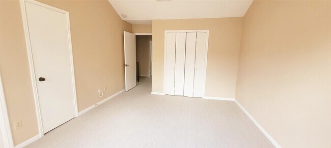 Building Photo - 7700 Creekbend Dr