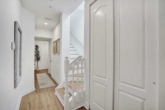 Building Photo - 642 NW 38th Cir