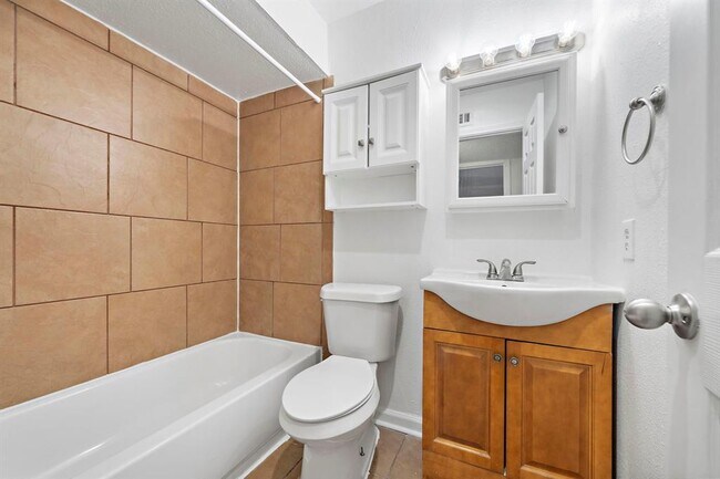 Building Photo - 711 Holiday Dr