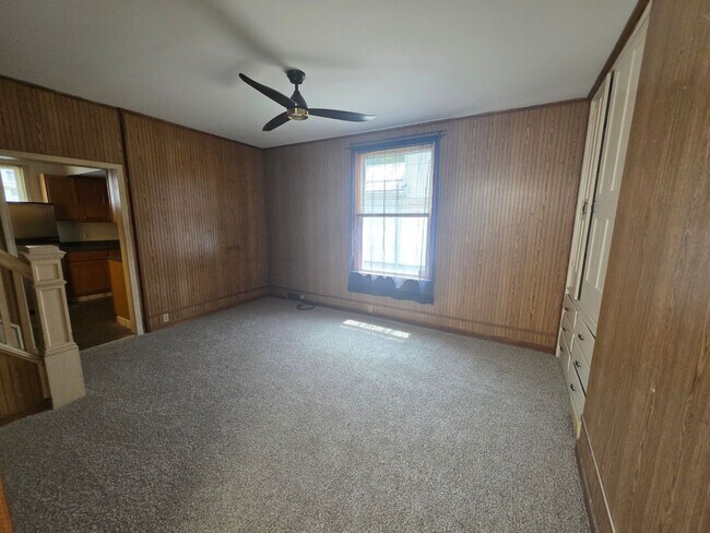Building Photo - 2-bedroom, 1-bath home in New Brighton