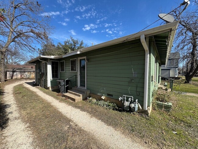 Building Photo - 210 W Willingham St