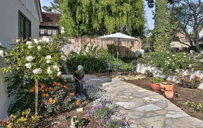 Building Photo - "Mi Casa by the Sea" Three Bedroom Unparalleled Golden Rectangle Rental Opportunity