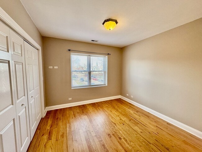 Building Photo - 3 Bedroom Apartment in Rogers Park