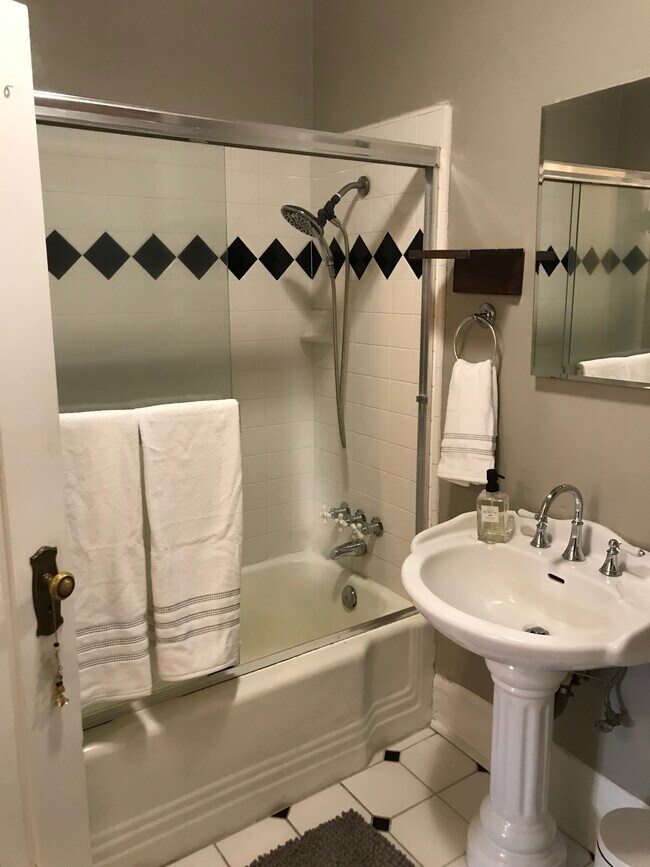 Bathroom - 839 E Ocean Blvd
