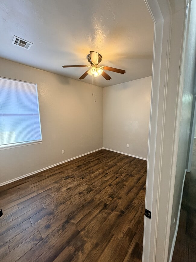 Building Photo - 1929 Lariat Cir