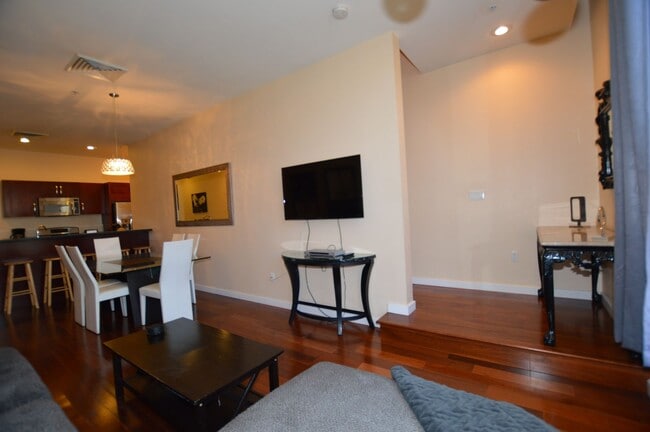 Building Photo - Panorama Towers / Villa Style Condo on two...