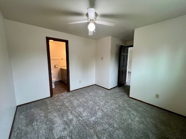 Building Photo - 1 BD Upper Level Apt - W/S/G Included Plea...