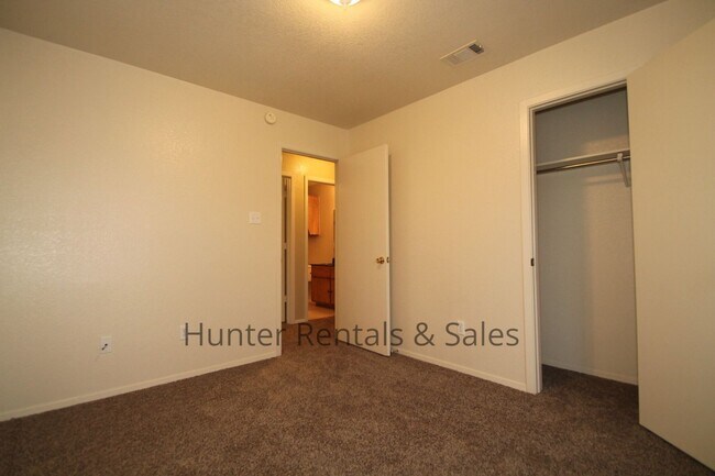 Building Photo - 4604 Fieldcrest Dr