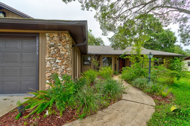 Building Photo - 2025 Willow Oak Dr