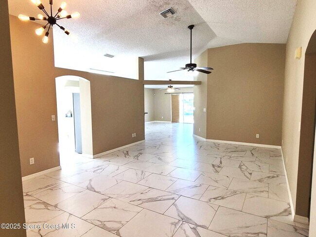 Building Photo - 2365 Bayhill Dr