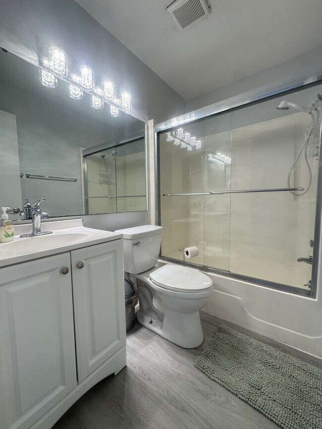 Building Photo - Annual turnkey furnished 2-Bedroom, 2-Bath...