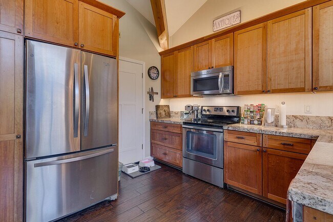 Building Photo - Updated condo with lakeviews