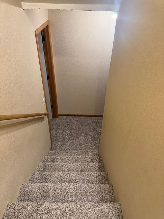 Building Photo - Charming 5 Bedroom