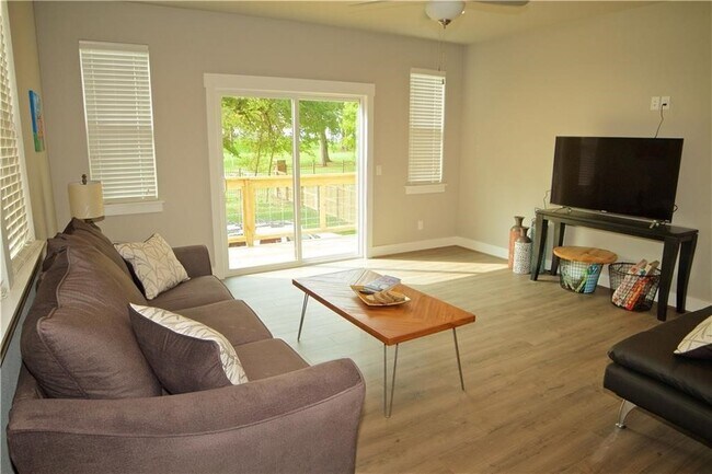 Building Photo - 1575 Brooks Ave