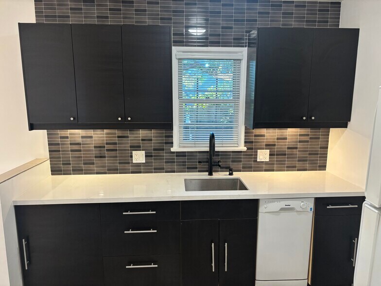 Building Photo - 3315 Caroline Ave