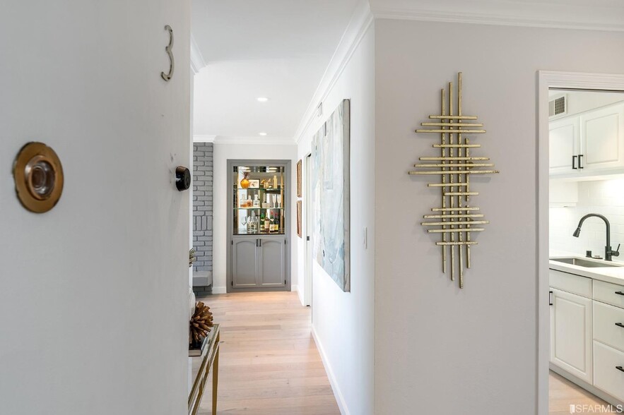 Upper level entry - 2920 Buchanan St