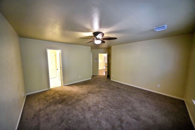 Building Photo - Beautiful Rental now available in Thistle ...