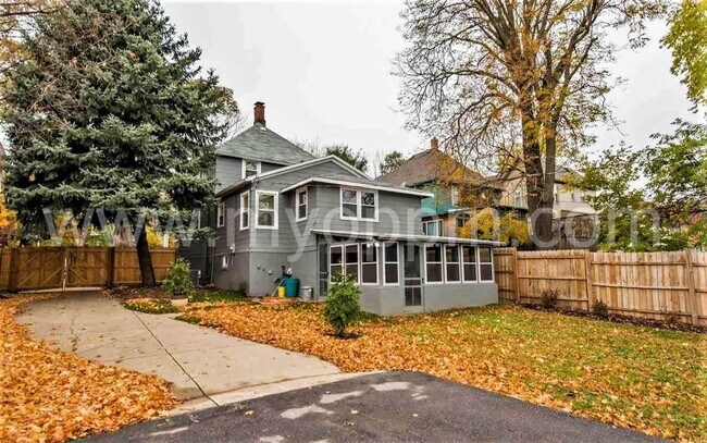 Building Photo - Stunning 5 Bedroom / 2 Bathroom Home | Han...