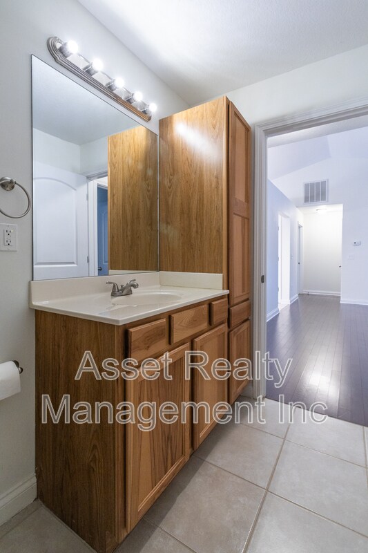 Building Photo - 624 Drakewood Rd