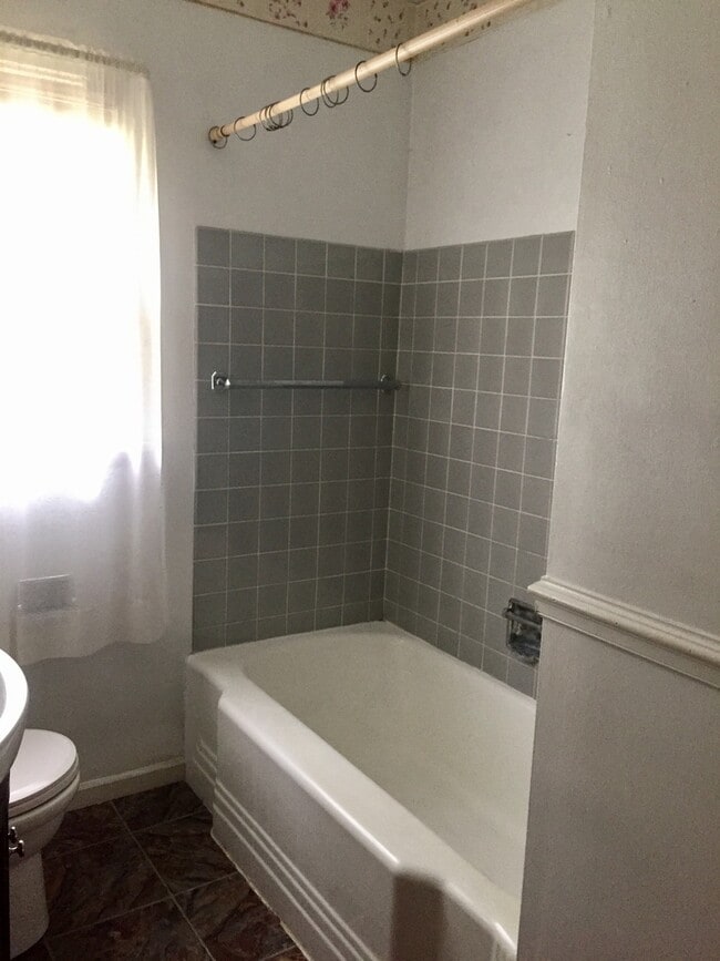 Building Photo - Cozy 3bedroom available Nov 1st.