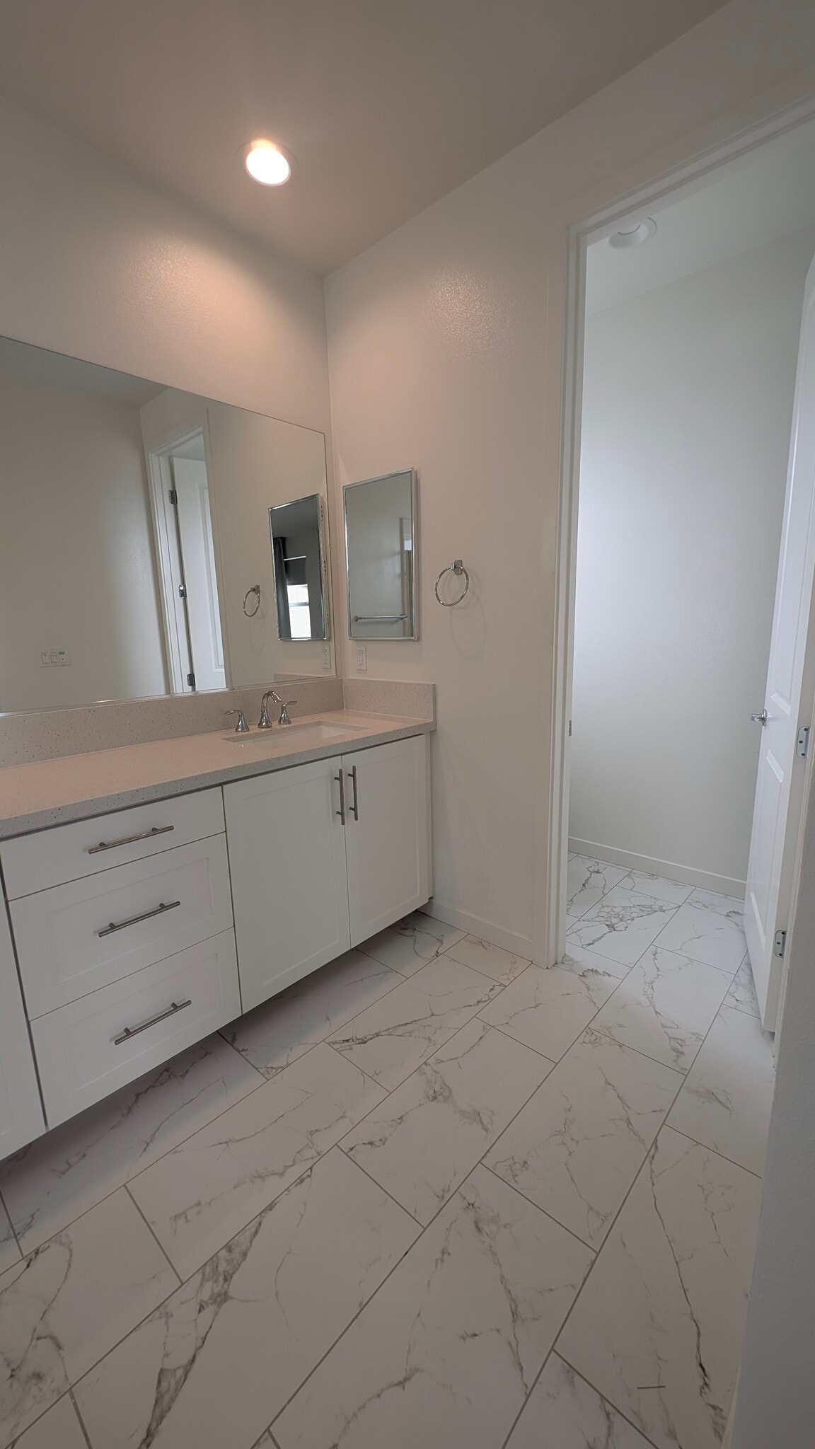 Building Photo - 450 Clubhouse Dr