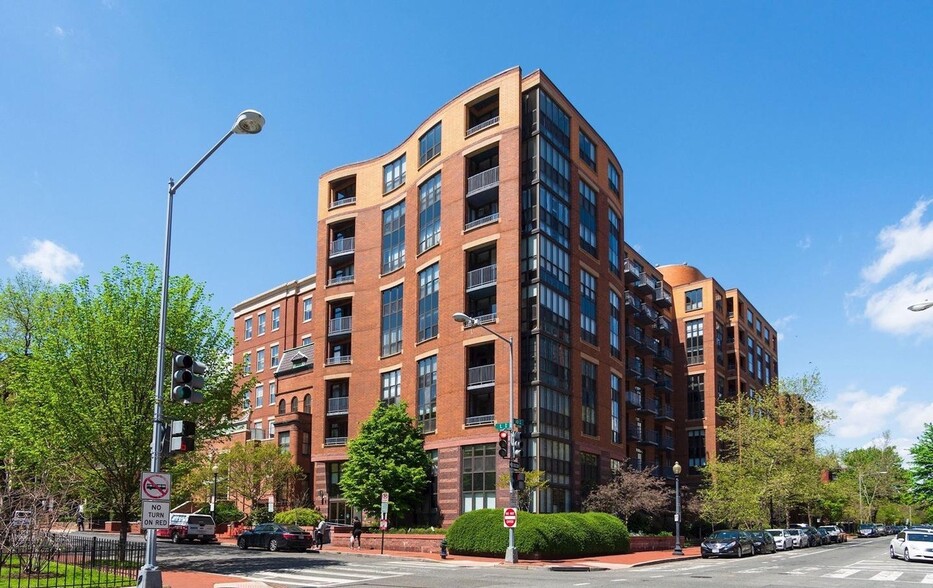 Building Photo - 1001 L St NW