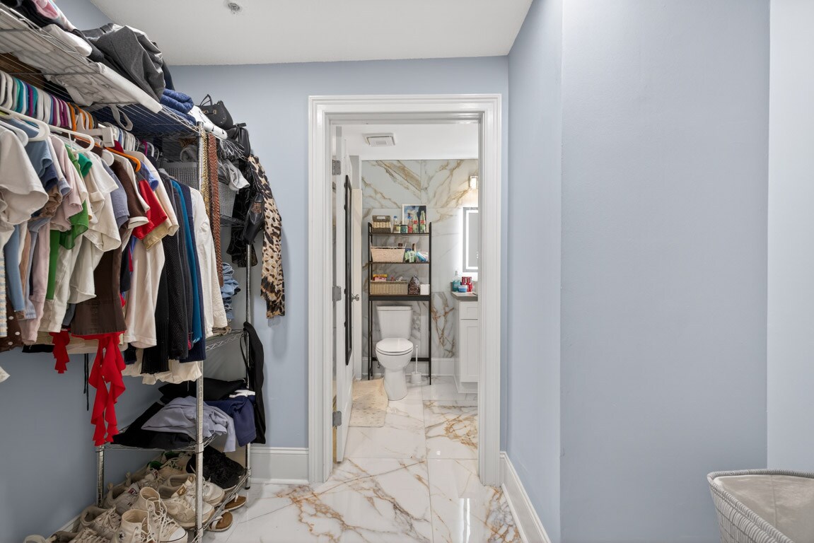 Building Photo - Room in Condo on Peachtree Walk NE