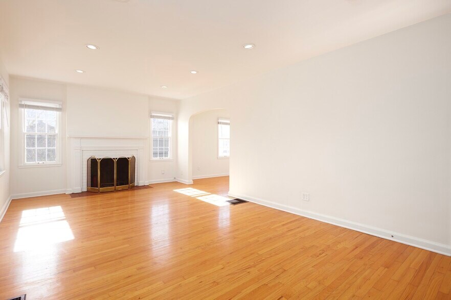 Building Photo - 208 S Clark St
