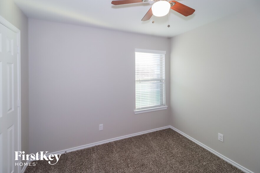 Building Photo - 2520 Doe Run