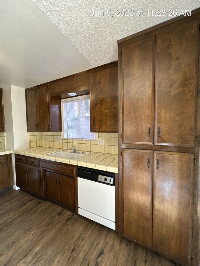 Building Photo - 2710