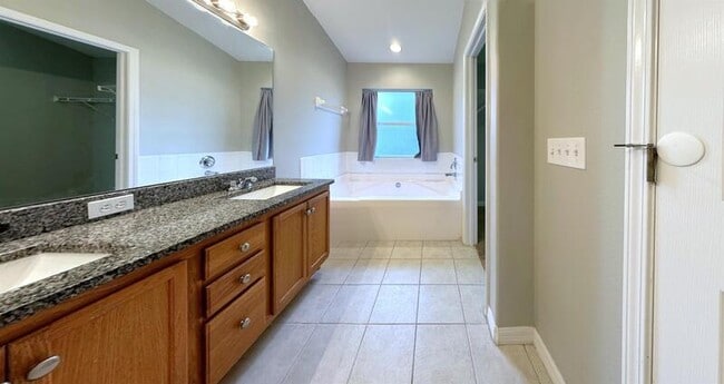 Building Photo - 8006 Thoroughbred Loop