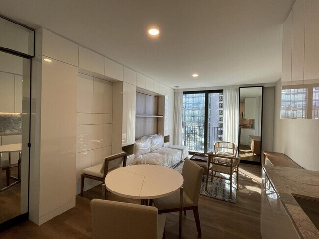 Building Photo - 987 Queen St