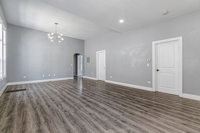 Building Photo - 1030 Vine St