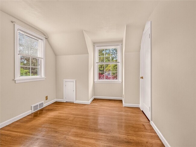 Building Photo - 82 Clovercrest Dr
