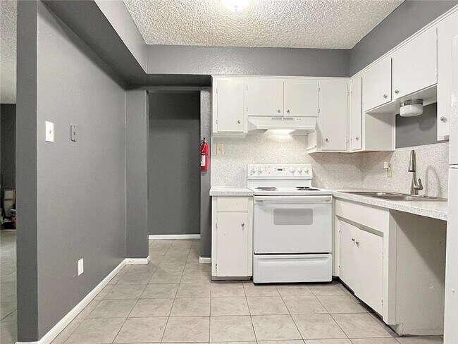 Building Photo - 5030 Meandering Ln