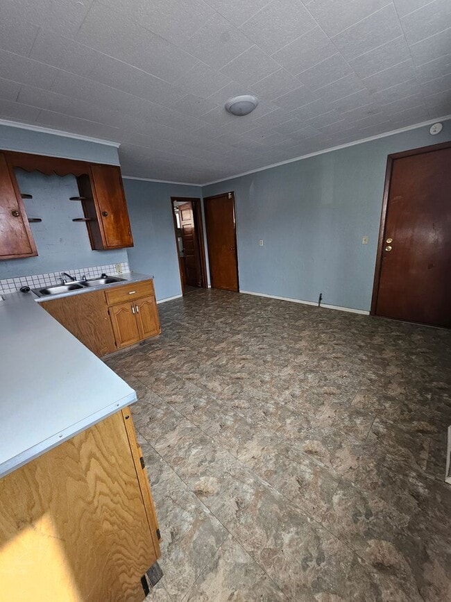 Building Photo - Lower 2 bedroom unit Eastside