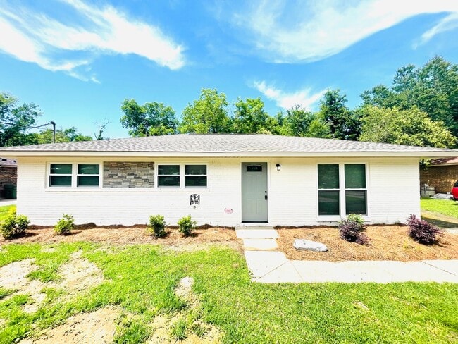 Primary Photo - ** 3 Bed 2 Bath located off Woodley road *...