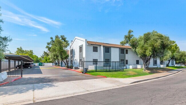 Building Photo - Ground-Floor 1-Bed Condo with Access to Co...