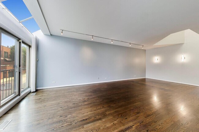 Building Photo - 171 W Goethe St