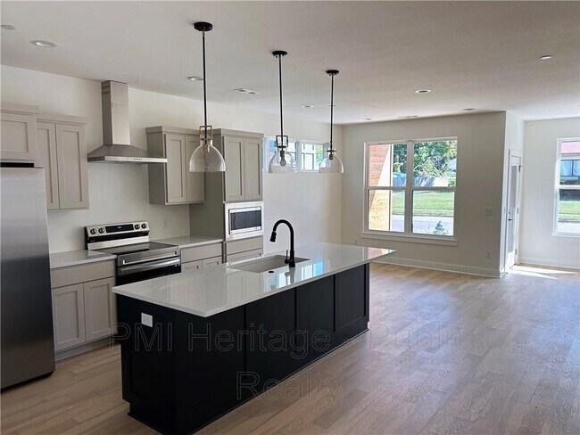 Building Photo - 610 N 6th St